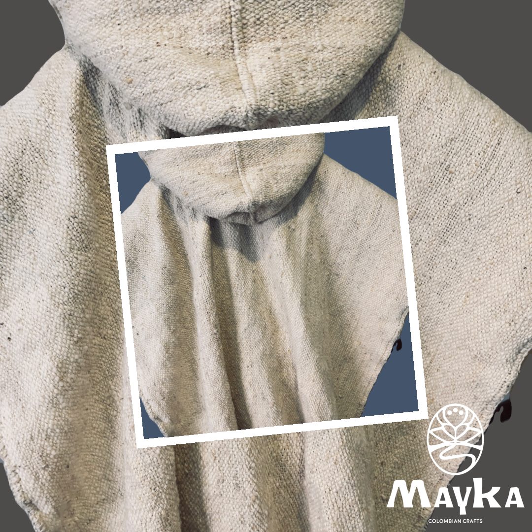 Ruana con capota rústica en lana de oveja Ruana con capota rústica en lana de oveja